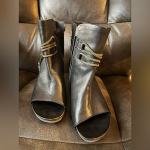 OTBT Vagabond open toe booties 8.5